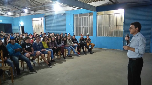 Imagem: Cid Cordeiro, economista, conversou com a comunidade escolar do Colégio Ângela Sandri sobre as maldades da reforma trabalhista e previdenciária