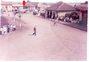 Foto do Acervo da Prefeitura: Bar do Gaúcho onde comprei água mineral no 1° dia na cidade. Ainda aparece: Barbearia do Zé Cadare, Mercearia do Lino Versuti, a Padaria dos Romano, o Bazar Shimada