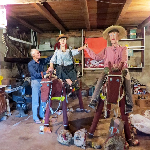 Foto: Personagens que Alduino fez em arte rústica no passado.  Ao vê-las, no presente, se enche de alegria, pois as reconhece como parte de sua história.