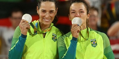 bednarczuk e seixas medalha de prata no voleibol de praia feminino | Imagem: reproduo/Getty Images