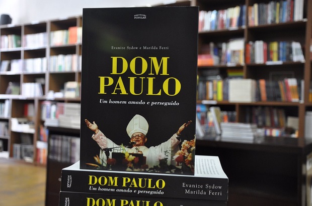 Imagem: Capa do livro Dom Paulo, Um homem amado e perseguido