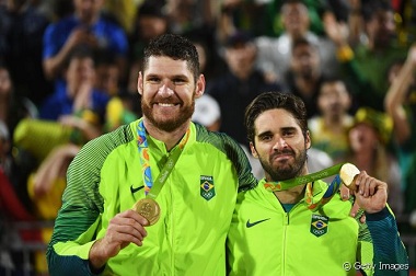 cerutti e oscar medalha de ouro no voleibol de praia masculino | Imagem: reproduo/Getty Images