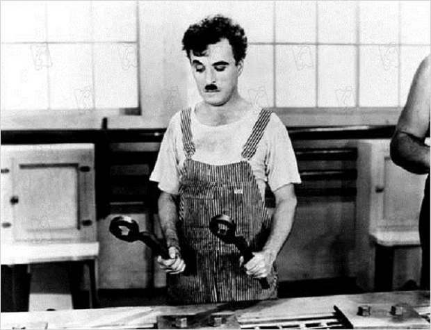 Imagem: Charlie Chaplin / Wikipedia | Interpretação da exploração da mão-de-obra 