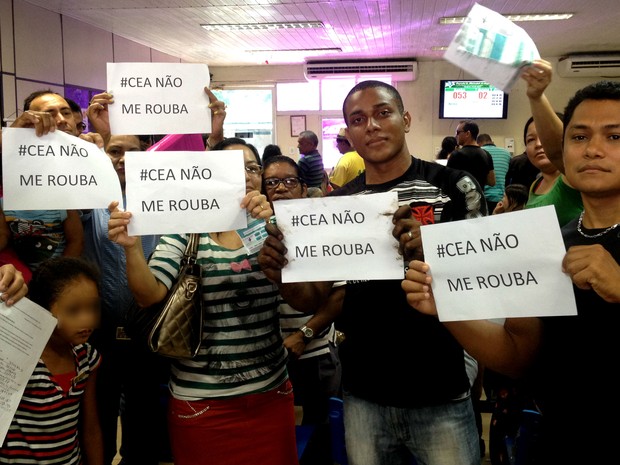 Crédito da Foto: Jéssica Alves - G1 | Consumidores fizeram protesto no prédio da Companhia de Eletricidade do Amapá 