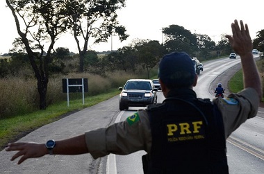 Lei do farol baixo entrou em vigor nesta sexta-feira | Crédito da imagem: gilsonvasconcelos.blogspot.com.br