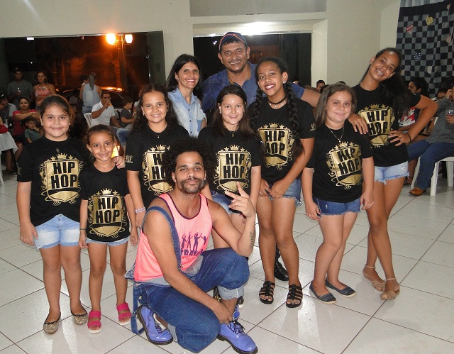 Foto: JB Treinamento | Professor João Negri com o Grupo Extravasa Kids