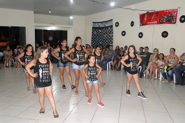 Foto: JB Treinamento | Grupo Extravasa Kids no Noite do Flashback