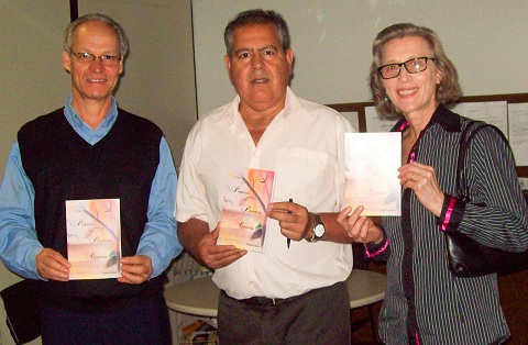 No ano passado, Teodoro Alves lançou o livro Poesias, Poemas, Contos, no Departamento Estadual de Arquivo Público (DEAP), em Curitiba. Na foto: Jorge Queiroz, Teodoro Alves e Zélia Bonamigo, jornalista e antropóloga