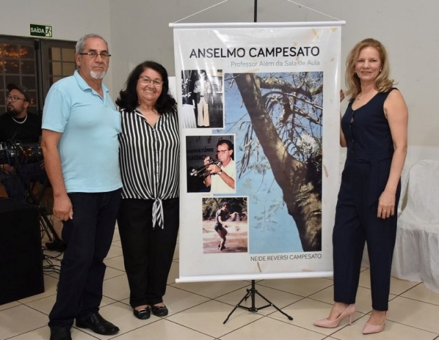 Imagem: Lançamento do livro do professor Anselmo foi um sucesso | Por Shoite Yamao | Autora Neide recepcionando convidados | jbtreinamento.com.br