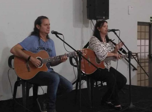 Imagem: Lançamento do livro do professor Anselmo foi um sucesso | Cantores Pedro Vilk e Carmem Ascencio | noticiasdejussara.com.br