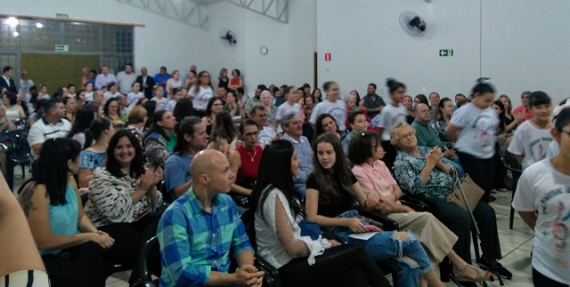 Imagem: Lançamento do livro do professor Anselmo foi um sucesso | noticiasdejussara.com.br 