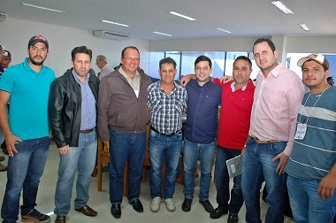 Grupo de Jussarenses recepcionados no encontro em Paranavai pelo Deputado Tião Medeiros (foto: João Valezzi)
