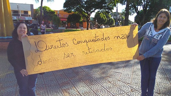 Imagem: JB Treinamento / Educadoras do Município de Jussara exibem faixa em praça pública defendo direitos da classe trabalhadora -Direitos conquistados não devem ser retirados