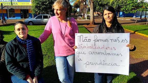 Imagem: JB Treinamento / Educadoras do Município de Jussara exibem faixa em praça pública defendo direitos da classe trabalhadora "Não fomos nós os trabalhadores que arrombamos a previdência"