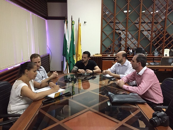 Foto: (crédito: divulgação):Carlos Henrique Rossato Gomes, Prefeito; Carlos Emanuel Rodrigues, Secretário de Desenvolvimento Econômico e Turismo; Andréa Alves Vieira, Agente de Desenvolvimento; Wendell Gussoni, Consultor Sebrae/PR - Escritório de Paranavaí; Jean Flávio Zanchetti, Diretor executivo da Noroeste Garantias