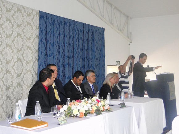 Crédito da imagem: JB Treinamento | O vice-prefeito reeleito Robison Pedroso faz o juramento sob a Constituição para o exercer com dignidade o mandato de 2017 a 2020
