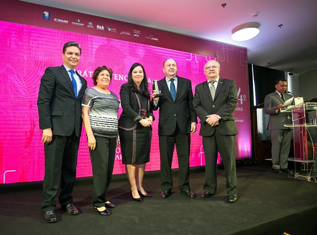 Foto da esquerda para direita: José Carlos Barbieri, vice-presidente da Associação Comercial e Empresarial de Maringá (ACIM) e presidente do Sindicato dos Estabelecimentos Particulares de Ensino (Sinepe/PR); Maria das Graças Machado, diretora de projetos do Instituto Viva Cidadania; Grace Mendonça, ministra e advogada geral da União; coronel Antonio Tadeu Rodrigues, presidente do Conseg; e Douglas Scortegagna, presidente do Instituto Viva Cidadania