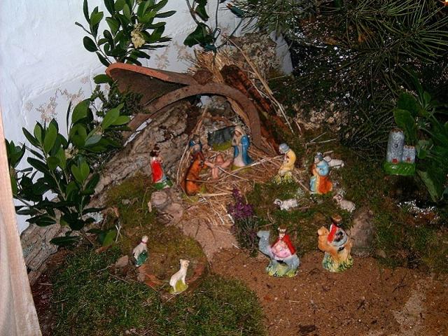 Crédito imagem: O Presépio Tradicional Português é feito com musgo, vegetação e peças de cerâmica avulsas. Reprodução/Wikipédia 