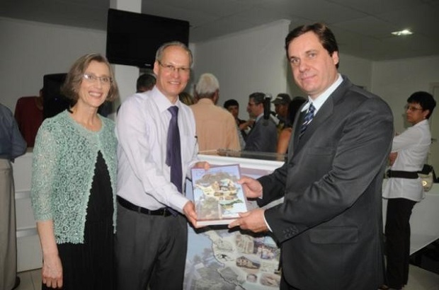 Imagem: Zélia Bonamigo e Jorge Queiroz, autores do livro, e Vilson Goinski, prefeito de Almirante Tamandaré (2005-2012) 