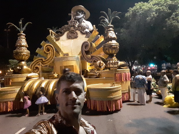 Imagem: Osmar Marini na concentração para o desfile da Escola de Samba Paraíso do Tuiuti